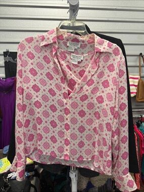 Dué per Dué Pink Geo-Print Button Front Blouse — Feminine Collared Top